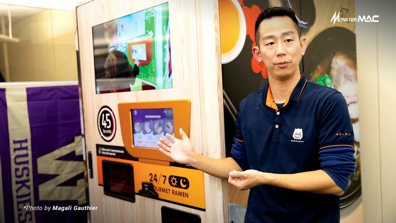 Vending Machine Mie Instant Sajikan Semangkuk Ramen Panas