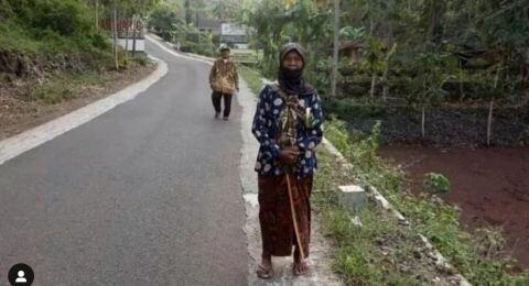 TemaniIstri Jalan Kaki 6KM untuk Vaksin,AksiKakek di Wonogiri Ini Bikin WarganetBaper
