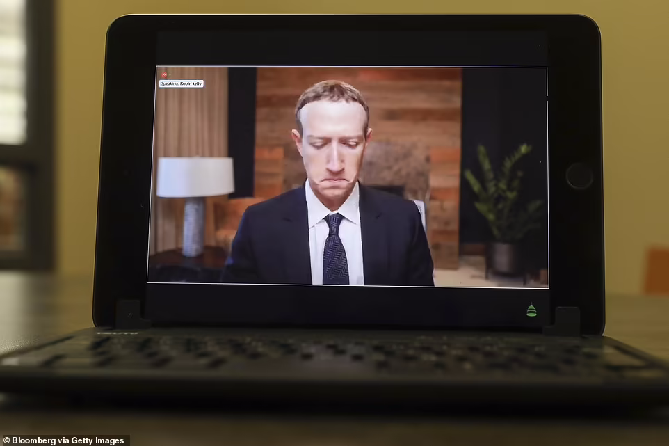Facebook, Instagram, WhatsApp, dan Facebook Messenger pada selama 5 menit