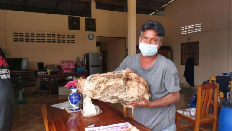 Nelayan Thailand Ini Jadi Orang Kaya Baru Berkat Muntahan Paus