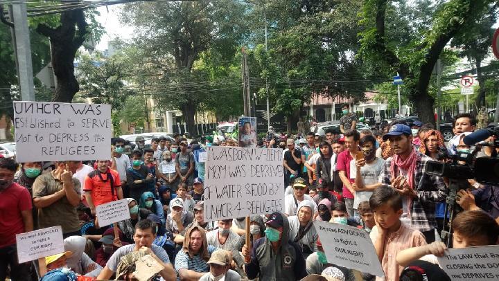 Pencari Suaka Asal Afghanistan Kembali Demo UNHCR, Dibubarkan Polisi