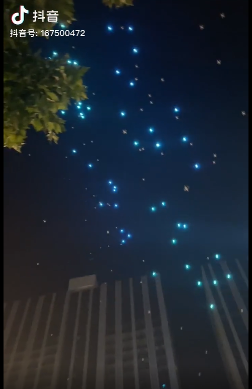 Drone Berjatuhan Dari Langit Saat Pertunjukan Formasi & Cahaya Di Zhengzhou Tiongkok