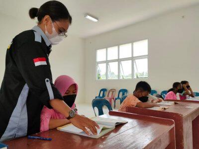 Cerita Jesica, Kuliah Sembari Mengajar di SDN 012 Desa Binusan Nunukan