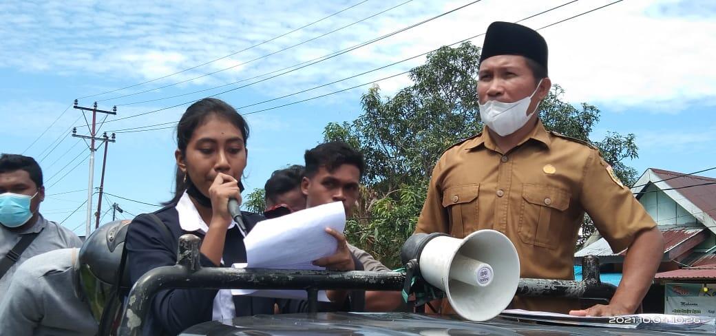 Temannya Menikah, Puluhan Siswa SMP 01 Namrole Turun Jalan