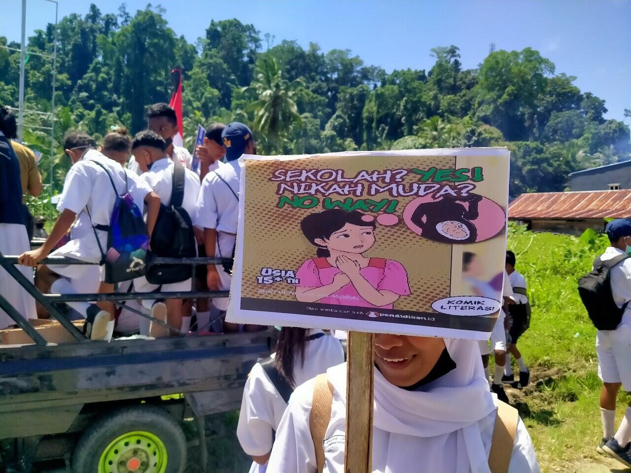 Temannya Menikah, Puluhan Siswa SMP 01 Namrole Turun Jalan