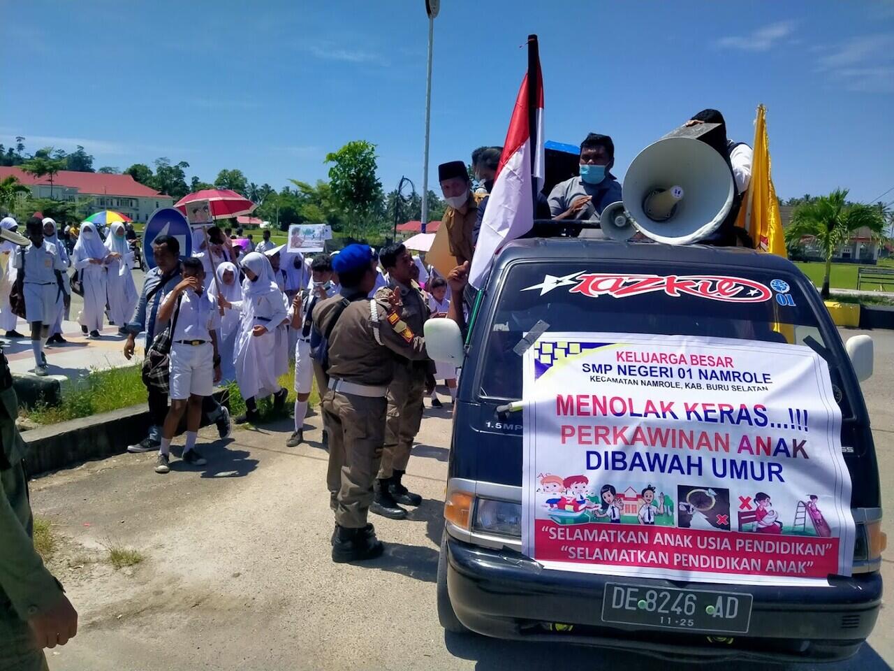 Temannya Menikah, Puluhan Siswa SMP 01 Namrole Turun Jalan