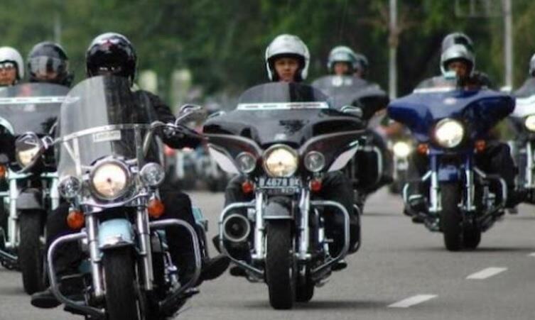 Naik Motor Sambil Ngobrol Bisa Didenda Rp750 Ribu, Lho!