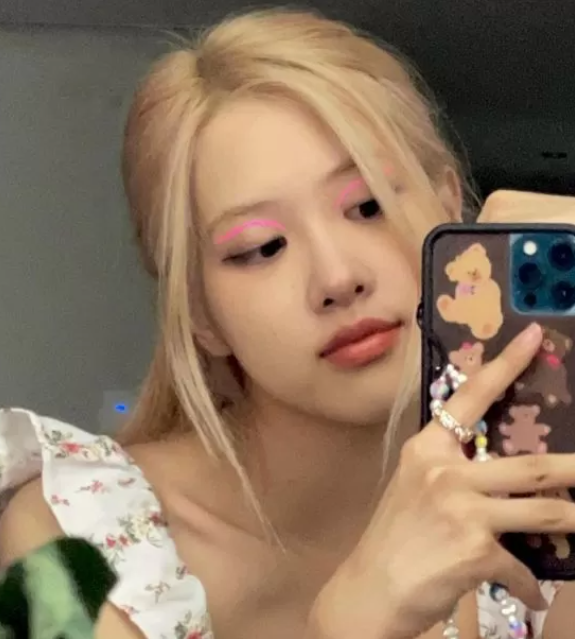 Model Samsung Tapi Posting Foto Pakai iPhone, BLACKPINK Langsung Dikritik Netizen!