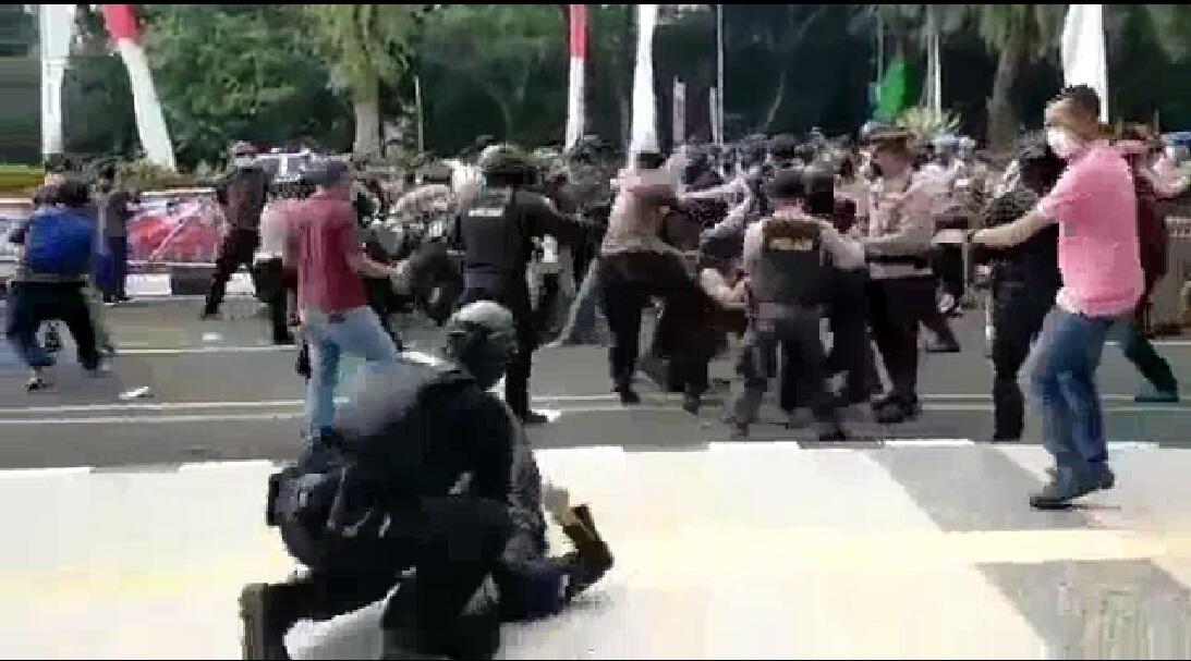 Dipiting lalu dibanting oknum aparat, demonstran di Tangerang alami kejang-kejang