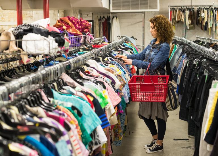 Tips Memilih Baju di THRIFT SHOP, Perhatikan Ini Sebelum Beli!!!