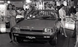 Intip Pameran Mobil Tahun 1985, SPG-nya Jadi Sorotan