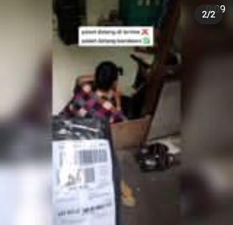 Akibat Terlalu Asyik Karaoke, Ibu ini tidak Tahu Petugas Paket Sudah Memanggilnya