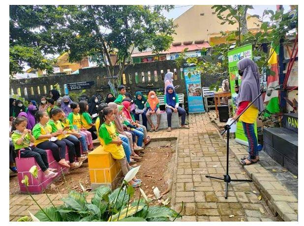 Syarifudin Yunus Merayu Warga Kaki Gunung Salak Agar Gemar Membaca