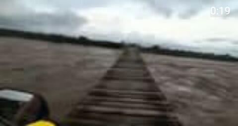 Pengedara Motor Berani Melewati Titi Gantung Tanpa Pagar dengan Arus Sungai Deras