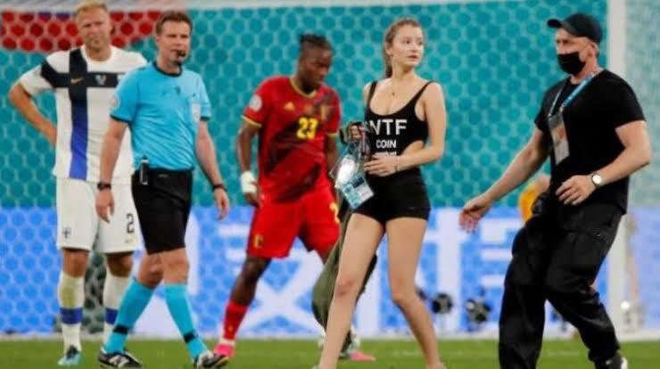 Aksi-Aksi Suporter Sepak Bola yang Masuk Lapangan! Memalukan atau Lucu? 