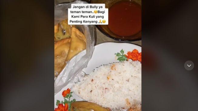 Viral Kuli Perlihatkan Menu Makan saat Bekerja, Curhat: Jangan Dibully Ya Teman-Teman