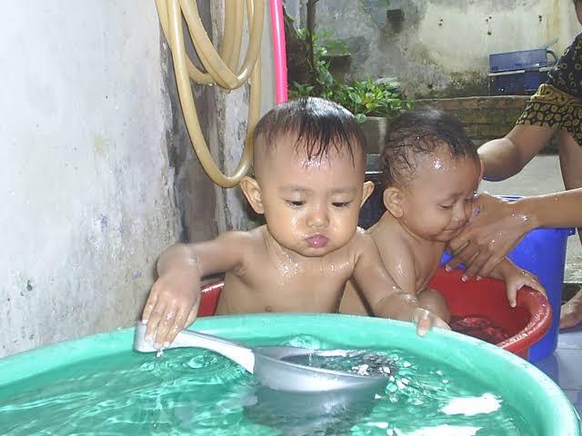 Mandi Pakai Gayung Itu Lebih Bersih jika Dibandingkan Shower, Apakah Benar? 