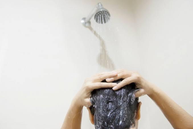 Mandi Pakai Gayung Itu Lebih Bersih jika Dibandingkan Shower, Apakah Benar? 