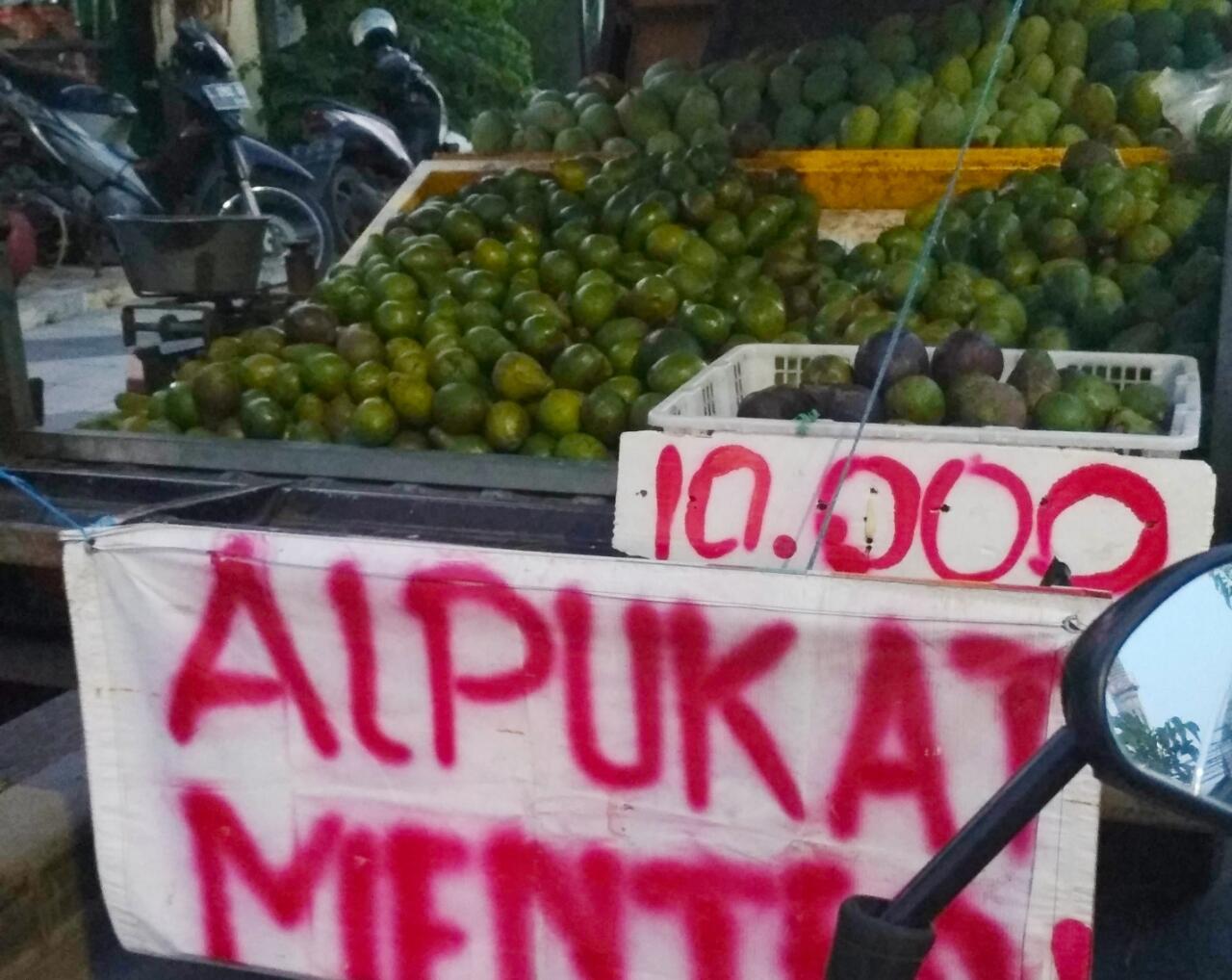 Trik Busuk Pedagang Buah. Awas Agan Jangan Sampai Tertipu!