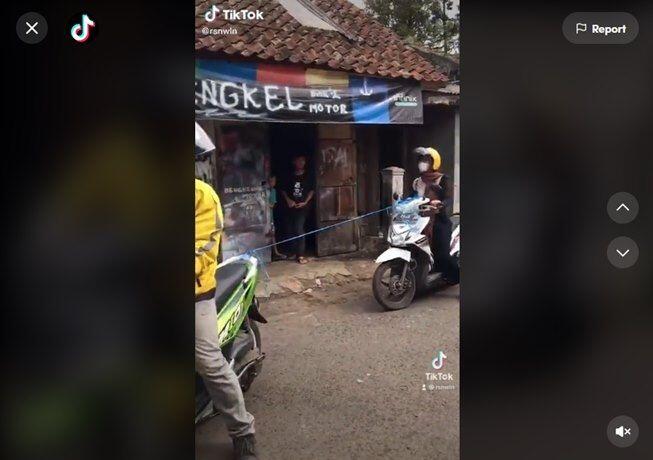 Bantu Tarik Motor Cewek di Jalan, Alat yang Dipakai Driver Ojol Ini Bikin Heran