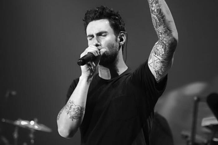 Seorang Fans Nekat Naik ke Atas Panggung, Reaksi Adam Levine Jadi Sorotan