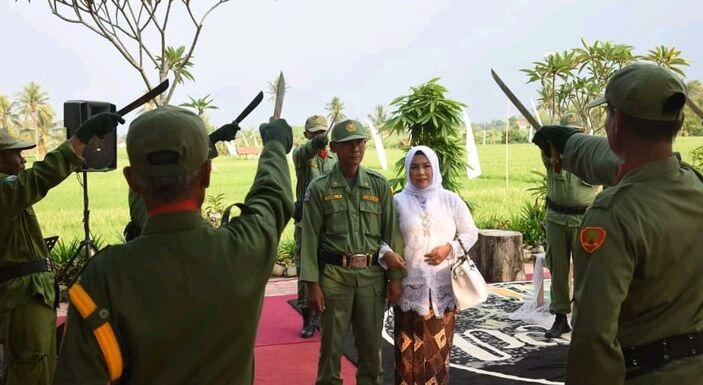 Viral Hansip di Subang Rayakan Pernikahan ala Perwira, Pedang Pora Diganti Golok Pora