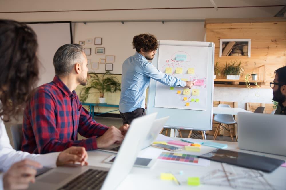 Perbedaan Management Proyek menggunakan Tradisional VS Agile