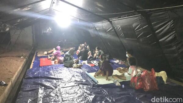 Ratusan Warga Cipinang Melayu Kebanjiran, Posko Pengungsian Didirikan 