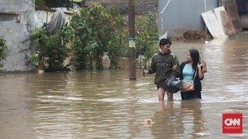 Banjir Cipinang Melayu Belum Surut, Warga Evakuasi Barang