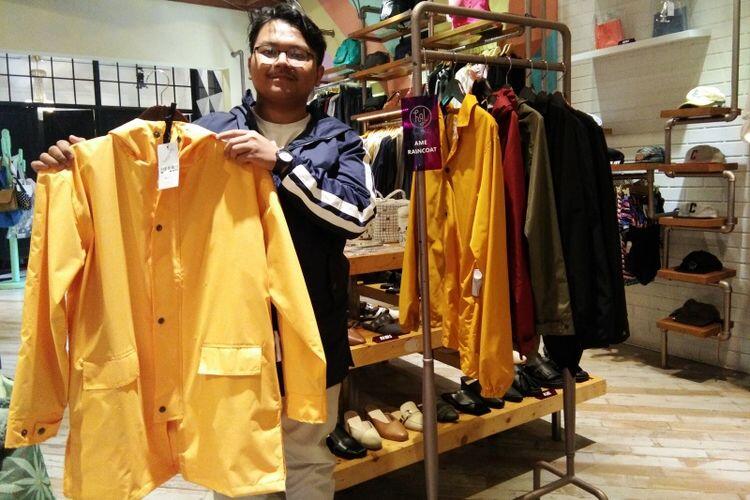 Jas Hujan Ini Bisa Bikin Tampilan Gan Sis Tetap Keren