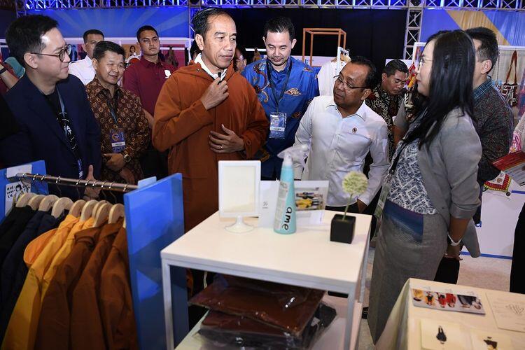 Jas Hujan Ini Bisa Bikin Tampilan Gan Sis Tetap Keren