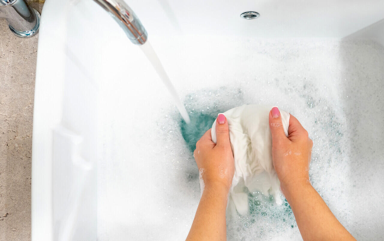 Biar Nggak CEPAT RUSAK, Berikut Tips Merawat Pakaian Linen yang Benar.