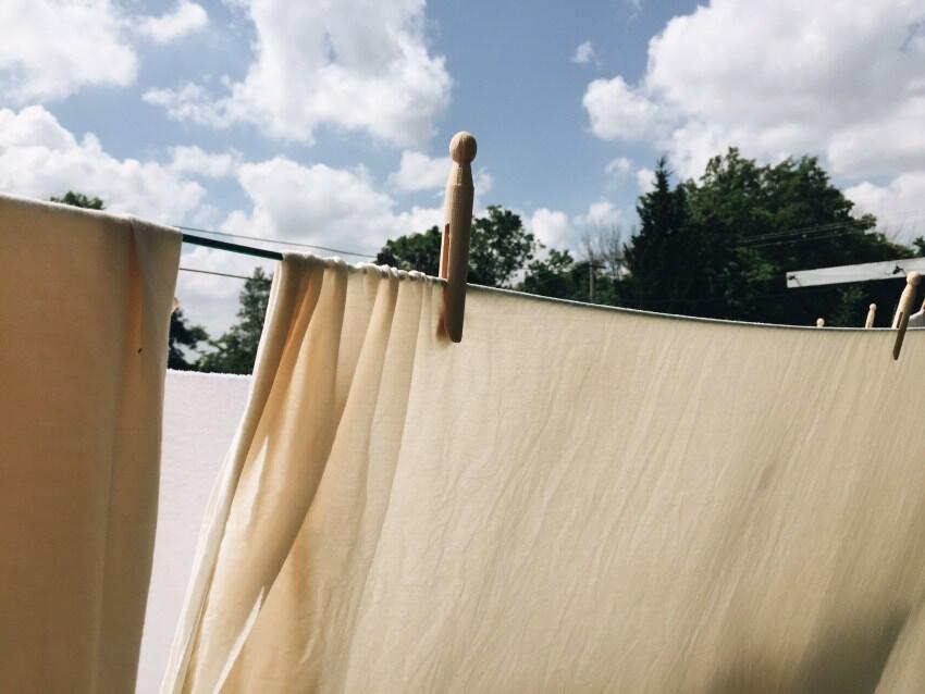 Biar Nggak CEPAT RUSAK, Berikut Tips Merawat Pakaian Linen yang Benar.