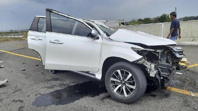 Vanessa Angel Kecelakaan, Mobil Tabrak Beton Pembatas, Terpelanting