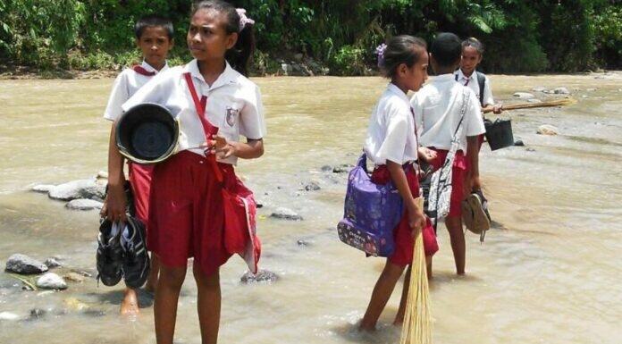 Murid-Murid di NTT Seberangi Sungai Menuju Sekolah, Pelajar SMP: Presiden, Bupati