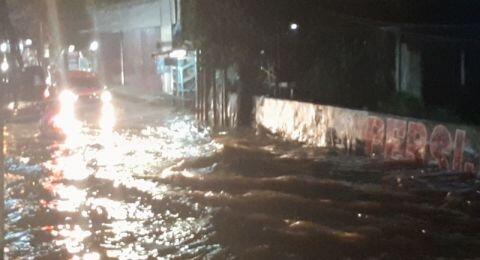 Hujan Deras, Jalan Swadarma Raya Jakarta Selatan Tergenang Air hingga 50 Cm