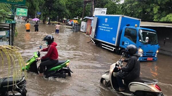 Banjir di Jl Swadarma Raya Ulujami Jaksel, Lalin Dialihkan
