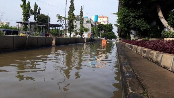 Sudah Tiga Hari Jalan RE Martadinata Digenangi Banjir Rob