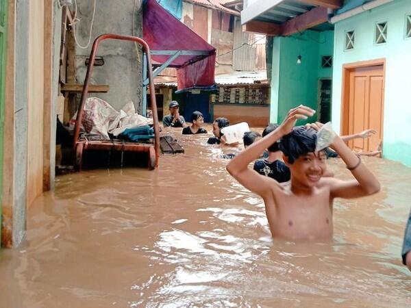 Sudah 8 Jam, Banjir di Tanah Rendah Kampung Melayu Belum Surut