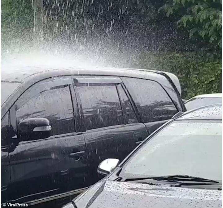 Fenomena Langka: Hujan Deras Hanya Guyur Satu Mobil Yang Terparkir Saja di Cikarang