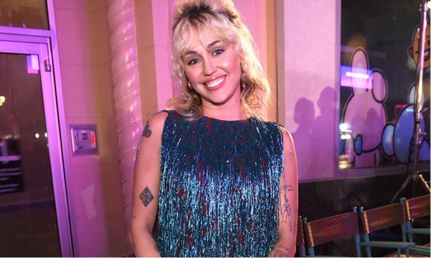 Miley Cyrus Berpose Topless untuk Pamer Sepatu!
