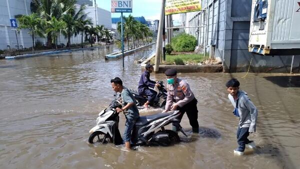Rob di Muara Baru Belum Surut, Tinggi Air hingga 40 Cm