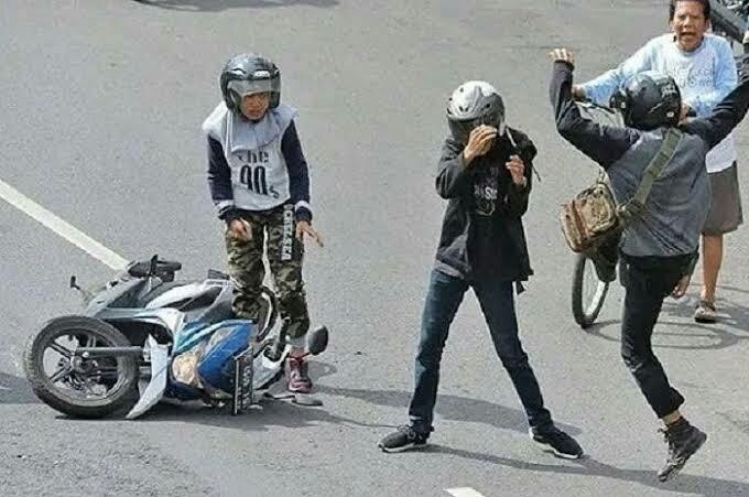 Pemuda Songong GEBER MOTOR Dijalan, Langsung Kena Tampol Pak Tentara !