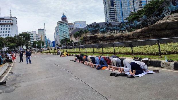 Momen Khusyuk Massa Demo 10 November Salat Zuhur di Patung Kuda