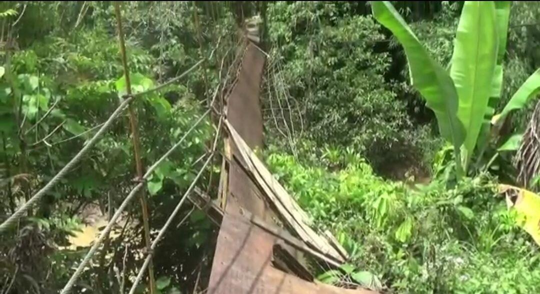Jembatan Rusak Parah, Pelajar Jambi Bergantungan di Tali demi Bisa Sekolah