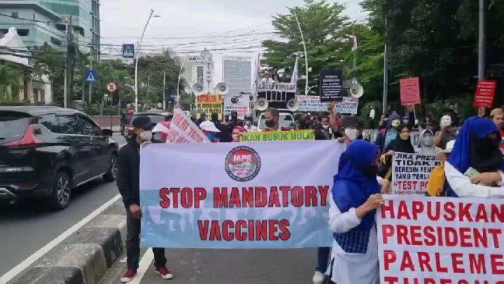 Aksi demo TOLAK MANDATORY 💉 dan AUDIT PCR di Patung Kuda siang ini