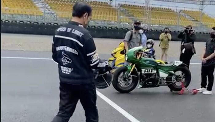 Brooom...! Jokowi Geber Motor Jajal Sirkuit Mandalika