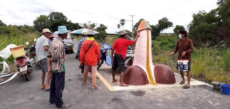 Duh, Warga Thailand Sembah Patung Penis Buat Panggil Hujan, Mau Ngakak Takut Dikutuk