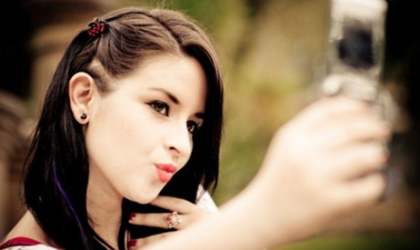 Ini Lho Alasan Mayoritas Wanita Miringkan Kepala saat Selfie