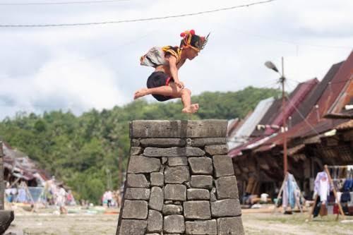 Khusus untuk Pria Pemberani! Lompat Batu di Pulau Nias